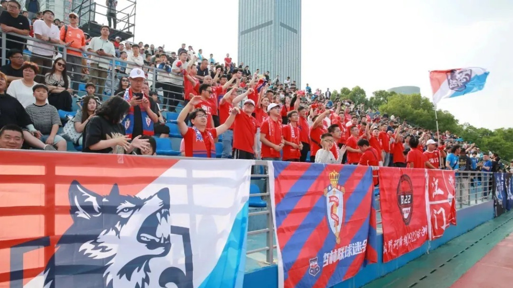 “叫南哥”： “苏超”带火的南通，场上场外都很拼