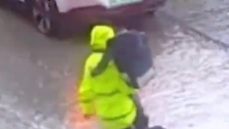 “我應該做的！”上海暴雨后小學門口積水，民警連抱多名學生過水坑