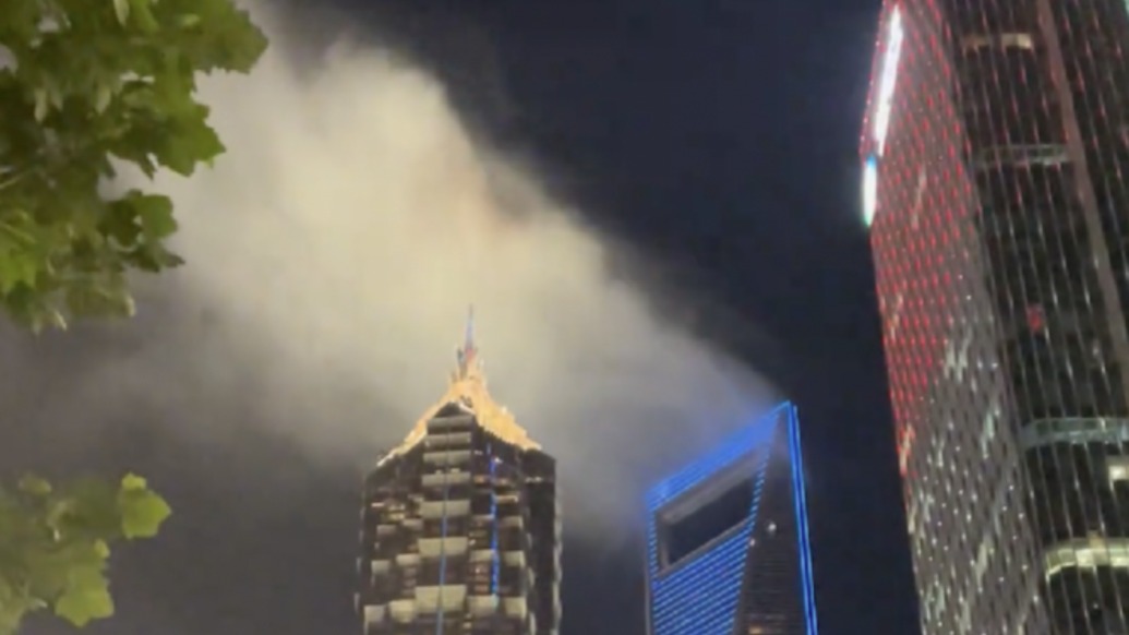 “開瓶器”秒變“加濕器”!梅雨季的上海環球金融中心“猛吹”金茂大廈