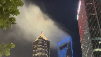 “開瓶器”秒變“加濕器”！梅雨季的上海環球金融中心“猛吹”金茂大廈