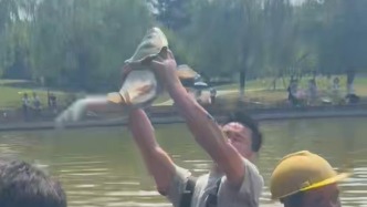入學(xué)放魚，畢業(yè)吃魚！高校組織校園湖內(nèi)捕千斤魚宴請(qǐng)師生
