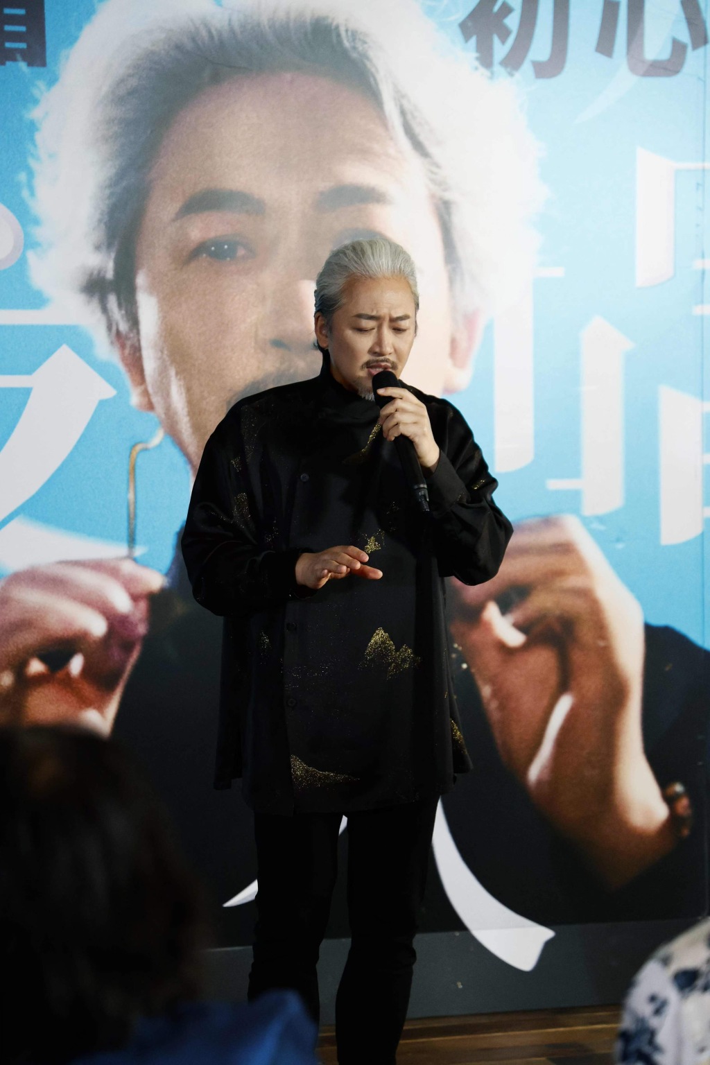 给自己起名叫“山岳”，50岁的阿古拉唱出随时出发的勇气
