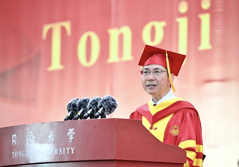 到任第二天，同济大学校长杨金龙与毕业生谈起“如何坚持长期主义”