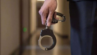 持續鳴笛被圍車指責，強行駛離致1死4傷，重慶一男子被刑拘