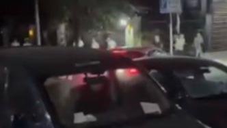 重庆警方：男子持续鸣笛引发路人不满，强行驾车驶离致1死4伤