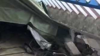 宁夏一学校围墙风雨天倒塌，祖孙二人被砸身亡