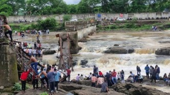 印度西部一大橋坍塌導(dǎo)致至少6人死亡25人失蹤