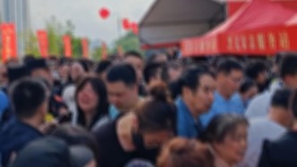 太原一超市开业顾客排长队抢购低价榴莲，还有人翻越护栏，商家回应