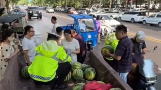 一場暴雨見證執法溫度！六旬瓜農陷困境，交警免罰還幫賣瓜