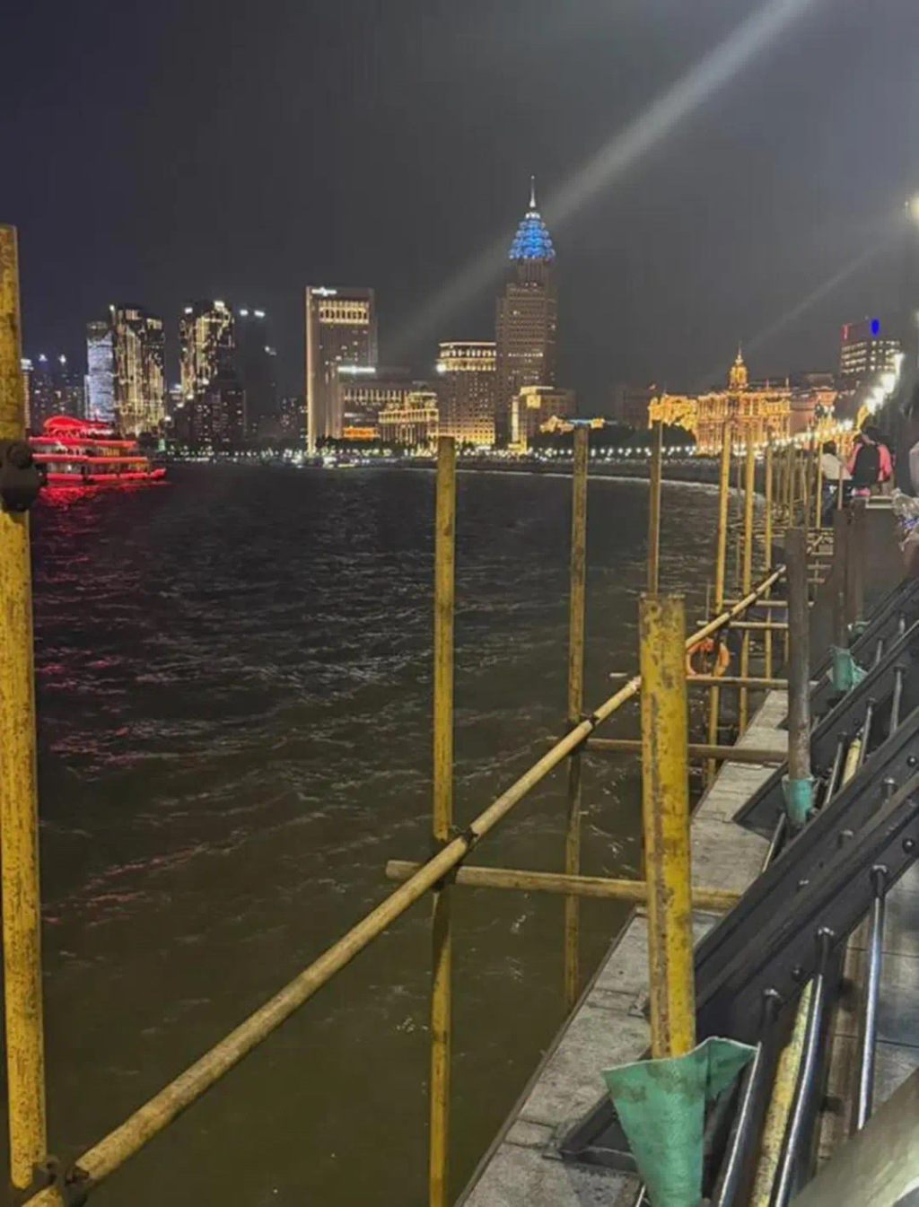 上海外滩观景平台为何搭起脚手架？系维修施工，预计8月中旬完工
