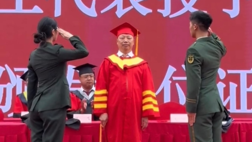 學士服下，戎裝亮相！兩學子畢業典禮超燃換裝，軍禮定格青春最帥模樣