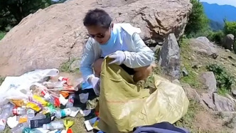 從登山愛好者到垃圾搬運工，男子在秦嶺各峪口撿垃圾背下山
