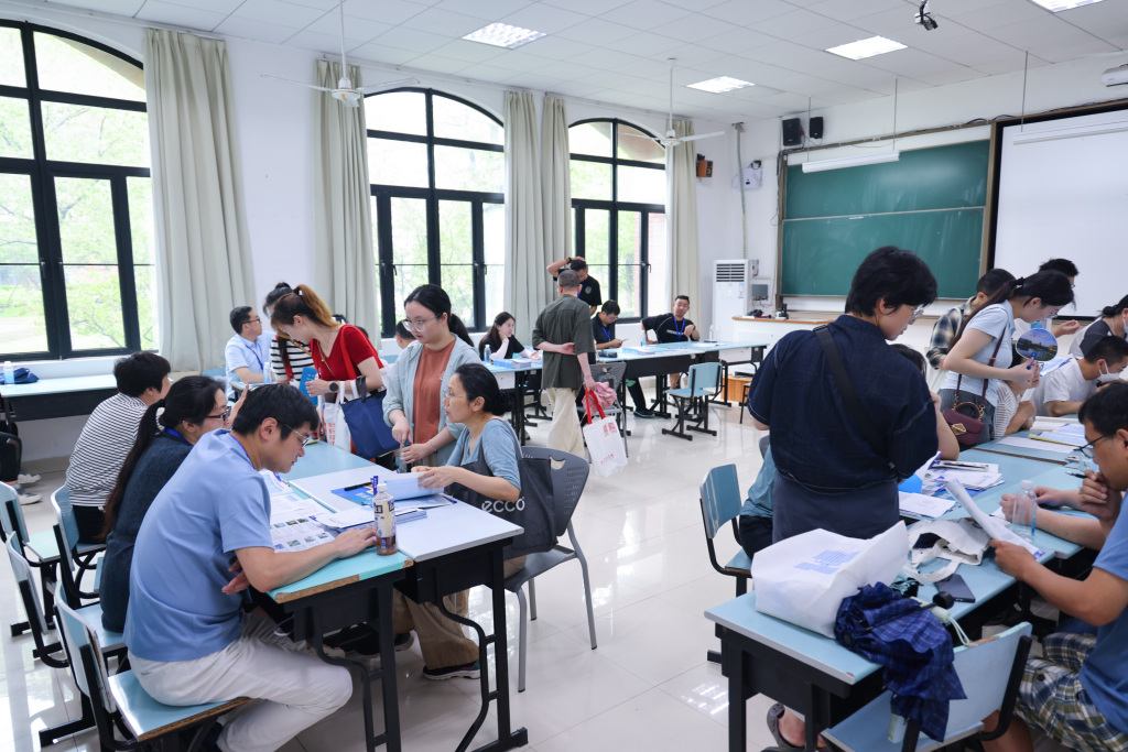 选学校还是选专业？AI专业怎么选？近百所高校带来志愿填报指导