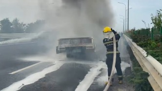 貨車運輸鋼琴途中起火，熱心過路司機摁喇叭提醒