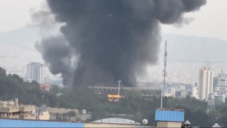 伊朗國家電視臺主播正在痛斥以色列，以軍空投炸彈直擊大樓