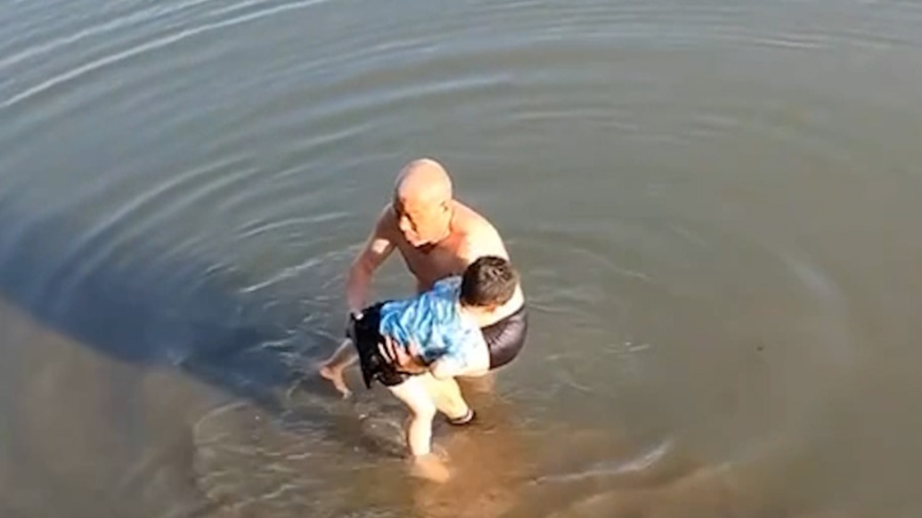 “幸好有這個爺爺在！”男童落水老人跳水救起