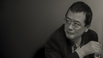 紀念｜甘偉，在《黃梅雨季》里紀念那個白衣飄飄的年代