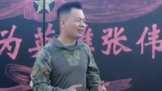 “即使?fàn)奚膊缓蠡?！?跪母救下五人的軍官?gòu)垈w隊(duì)，面對(duì)采訪他的回答讓人淚目