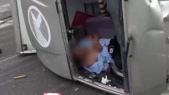 行車途中夫妻吵架貨車失控側(cè)翻，消防員將被困人員救出