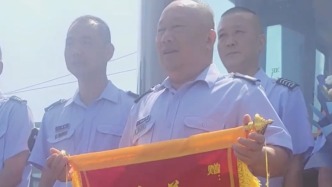 “沒有他們后果不堪設想”，40余位公交司機抬車救出外賣員，家屬帶著錦旗鮮花致謝