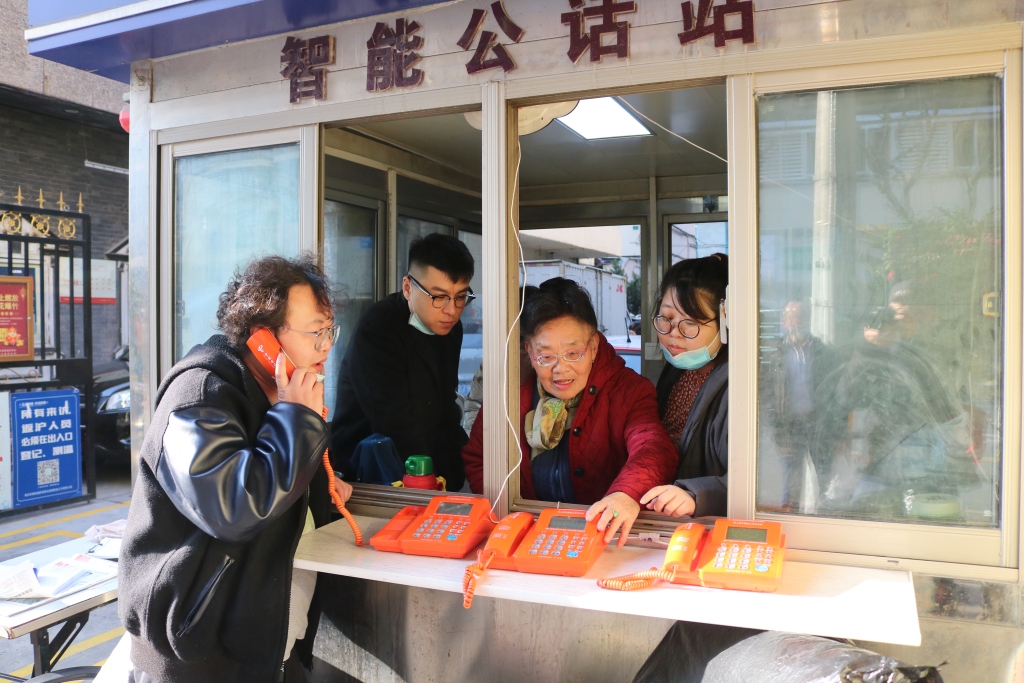 80岁阿婆为何坚守福州路电话亭？这个上海故事被搬上舞台