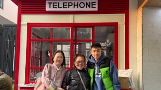 80歲阿婆為何堅守福州路電話亭？這個上海故事被搬上舞臺