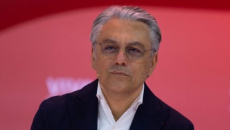 离职的雷诺CEO，接手另一家负债累累的企业，寻求汽车行业之外的新挑战