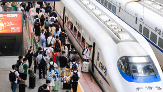 全國鐵路7月1日實行新的列車運行圖，新圖車票6月17日起陸續(xù)開售