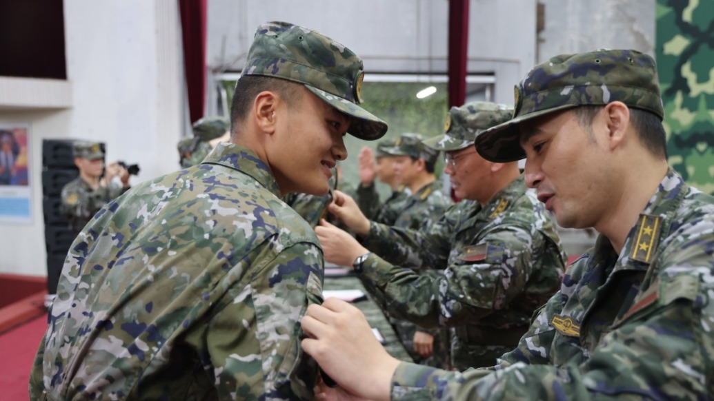 “一道拐”，启新程！武警上海总队2025年春季入伍新兵光荣授衔