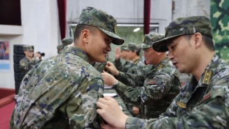 “一道拐”，啟新程！武警上海總隊2025年春季入伍新兵光榮授銜