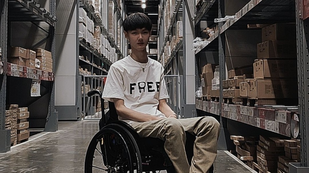 “希望自己能多感受世界”，因意外截癱14年，28歲的他獨自乘高鐵視頻引發(fā)熱議