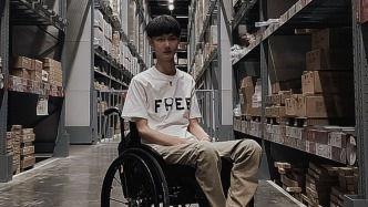 “希望自己能多感受世界”，因意外截癱14年，28歲的他獨自乘高鐵視頻引發(fā)熱議