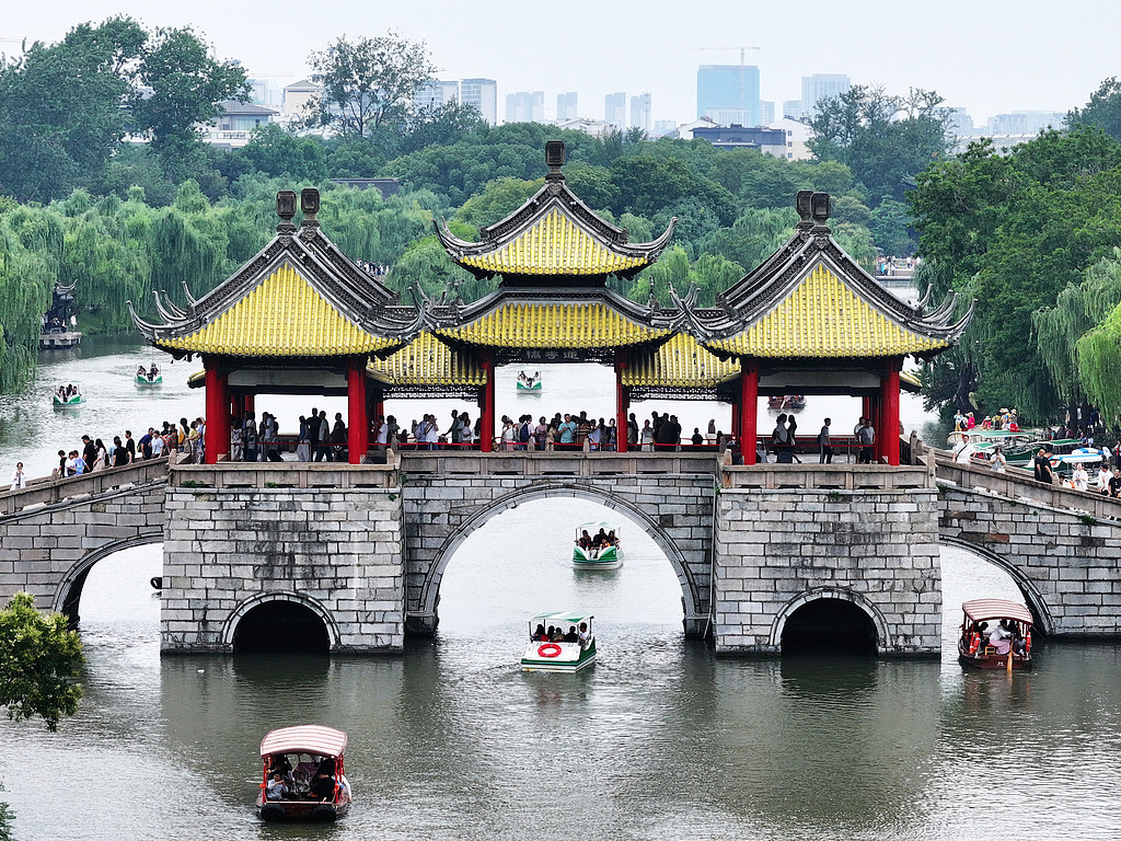 跟着“苏超”游江苏成毕业旅行热门主题，上周末江苏省旅游订单量全国第一