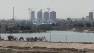 现场视频丨美国驻伊拉克使馆区附近发生火灾，原因不明