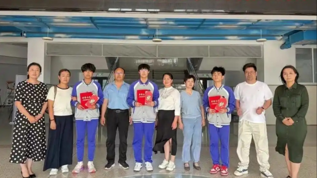 日照三位中考少年高溫天破窗救女童后續:學校授予榮譽稱號,每人獎勵1000元