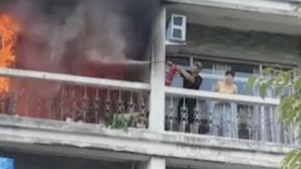 台州一处房屋着火，邻居持灭火器“先上”，消防速至化险情