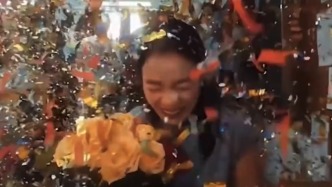 感動！高三畢業生反向為老師準備“一路生花”