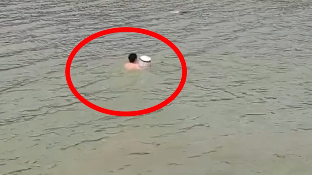 女子落水情况危急，“水桶侠”抱着桶当浮力工具游50米救人