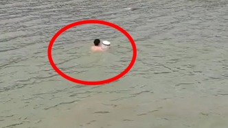 女子落水情况危急，“水桶侠”抱着桶当浮力工具游50米救人