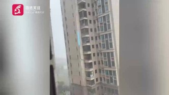 湖北宜昌遭強對流天氣一小區外墻發生脫落：部分墻面搖搖欲墜