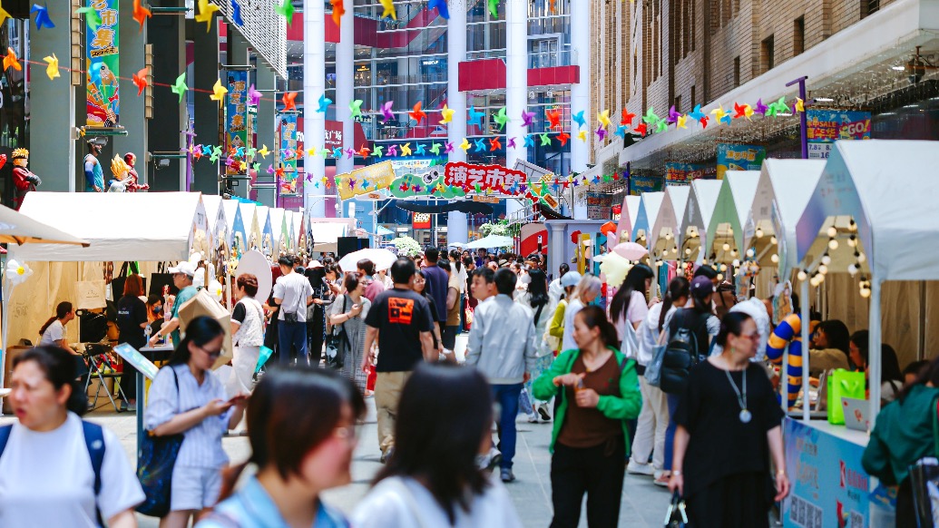 趕一場(chǎng)南京路上的演藝市集