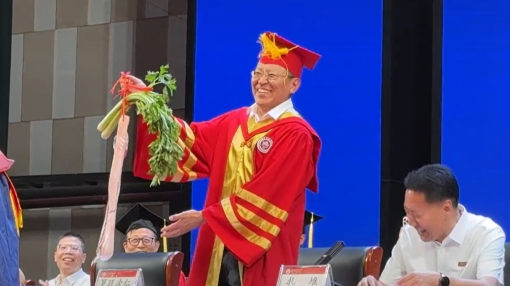 高校畢業(yè)生獻(xiàn)上“束脩之禮”感謝師恩