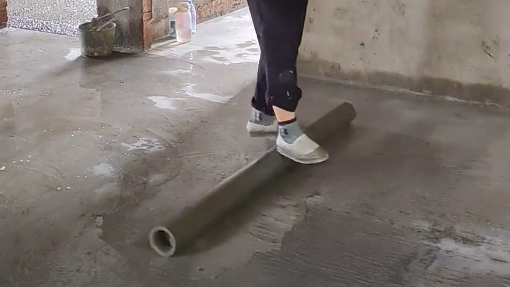 20年水磨石老師傅秀“滾筒輕功”，踩著滾筒壓地動作絲滑