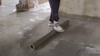 20年水磨石老師傅秀“滾筒輕功”，踩著滾筒壓地動(dòng)作絲滑