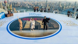 《醬園弄》主創“空降”北外灘白玉蘭觀景臺，與巨幅海報同框