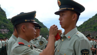 新兵授銜開啟軍旅新篇章，春季入伍新兵正式邁入軍人行列