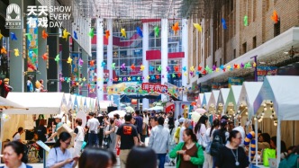 南京路上開起了演藝市集，一張票根串起全城消費鏈條