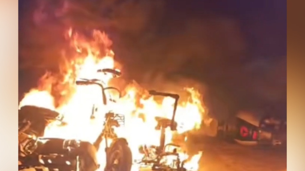 凌晨發(fā)現(xiàn)多輛電動(dòng)車起火上方還有配電箱，市民緊急挪至空曠處