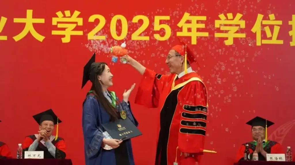 马上评｜校长“马拉松式拨穗”传递出的大学精神