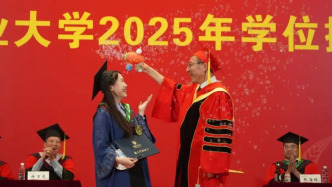 马上评｜校长“马拉松式拨穗”，不只是感人的情绪价值